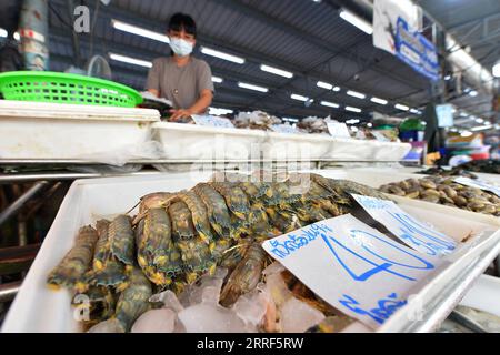 220331 -- BANGKOK, 31. März 2022 -- Ein Verkäufer wird auf einem Lebensmittelmarkt in Bangkok, Thailand, gesehen, 30. März 2022. Die thailändische Zentralbank sagte am Mittwoch, dass die Gesamtinflation des südostasiatischen Landes die Zielspanne für höhere Energie- und Lebensmittelpreise in diesem Jahr überschreiten wird, beschließt jedoch, den Leitzins unverändert zu halten, um die wirtschaftliche Erholung zu unterstützen. THAILAND-BANGKOK-WIRTSCHAFT-INFLATION RachenxSageamsak PUBLICATIONxNOTxINxCHN Stockfoto