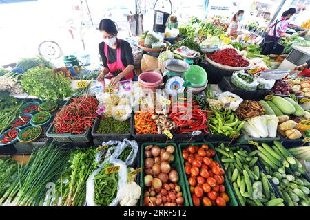 220331 -- BANGKOK, 31. März 2022 -- Händler werden auf einem Lebensmittelmarkt in Bangkok, Thailand, 30. März 2022 gesehen. Die thailändische Zentralbank sagte am Mittwoch, dass die Gesamtinflation des südostasiatischen Landes die Zielspanne für höhere Energie- und Lebensmittelpreise in diesem Jahr überschreiten wird, beschließt jedoch, den Leitzins unverändert zu halten, um die wirtschaftliche Erholung zu unterstützen. THAILAND-BANGKOK-WIRTSCHAFT-INFLATION RachenxSageamsak PUBLICATIONxNOTxINxCHN Stockfoto