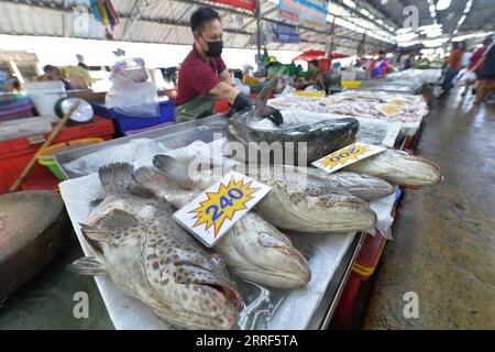 220331 -- BANGKOK, 31. März 2022 -- Ein Verkäufer wird auf einem Lebensmittelmarkt in Bangkok, Thailand, gesehen, 30. März 2022. Die thailändische Zentralbank sagte am Mittwoch, dass die Gesamtinflation des südostasiatischen Landes die Zielspanne für höhere Energie- und Lebensmittelpreise in diesem Jahr überschreiten wird, beschließt jedoch, den Leitzins unverändert zu halten, um die wirtschaftliche Erholung zu unterstützen. THAILAND-BANGKOK-WIRTSCHAFT-INFLATION RachenxSageamsak PUBLICATIONxNOTxINxCHN Stockfoto