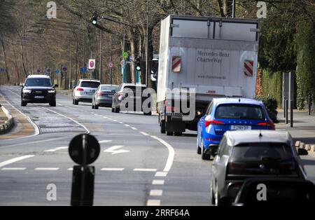 220318 -- FRANKFURT, 18. März 2022 -- Foto aufgenommen am 18. März 2022 zeigt Fahrzeuge, die auf einer Straße in Frankfurt fahren. Als Reaktion auf den jüngsten Anstieg der Benzin- und Dieselpreise in Deutschland sagte das Bundeskartellamt BKartA am Mittwoch, dass es die Preisentwicklung an den Tankstellen des Landes genau beobachten werde. Foto von /Xinhua GERMANY-FRANKFURT-GAS-PRICE-SURGE ArmandoxBabani PUBLICATIONxNOTxINxCHN Stockfoto