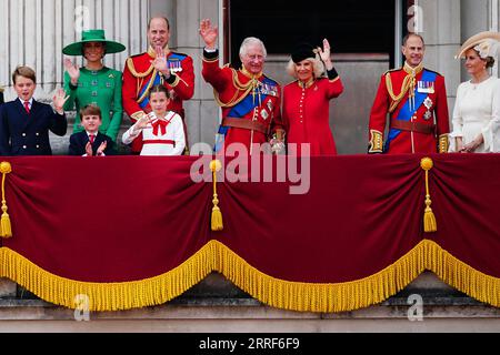 Dateifoto vom 06/23 von (von links nach rechts) Prinz George, Prinz Louis, Prinzessin von Wales, Prinz von Wales, Prinzessin Charlotte, König Karl III., Königin Camilla, Herzog von Edinburgh und Herzogin von Edinburgh auf dem Balkon des Buckingham Palace, London, um den Flypast nach der Trooping the Colour Zeremonie im Zentrum Londons zu sehen, als König Karl III. seinen ersten offiziellen Geburtstag feiert, seit er Souverän wurde. Das erste Jahr des Königs als Monarch war eine Zeit des „folgenschweren“ Wandels für Karl, als er sowohl in die Fußstapfen seiner Mutter trat als auch eine Krönung inszenierte, eine königliche Expe Stockfoto
