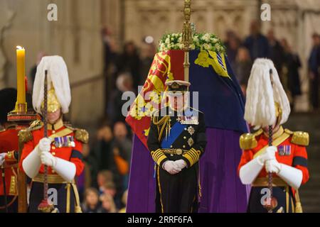 Aktenfoto vom 09/22 von König Karl III., der Prinzessin Royal, dem Herzog von York und dem Earl of Wessex halten eine Mahnwache neben dem Sarg ihrer Mutter, Königin Elisabeth II., da sie im Staat auf der Katafalke in Westminster Hall, im Palace of Westminster, London, liegt. Das erste Jahr des Königs als Monarch war eine Zeit des „folgenschweren“ Wandels für Karl, als er sowohl in die Fußstapfen seiner Mutter trat als auch eine Krönung inszenierte, sagte ein königlicher Experte. Ausgabedatum: Freitag, 8. September 2023. Stockfoto