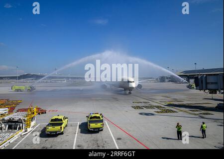 220401 -- KUALA LUMPUR, 1. April 2022 -- Ein Passagierflugzeug wird am Kuala Lumpur International Airport in Sepang von Selangor, Malaysia, am 1. April 2022 von Wasserwerfern begrüßt. Malaysia öffnete seine Grenzen für internationale Reisen am Freitag und beendete die seit Beginn der COVID-19-Pandemie im Jahr 2020 bestehenden Beschränkungen. Foto von /Xinhua MALAYSIA-KUALA LUMPUR-COVID-19-RESTRICTIONS-EASE ChongxVoonxChung PUBLICATIONxNOTxINxCHN Stockfoto