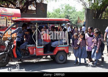 220401 -- NEW DELHI, 1. April 2022 -- Schüler sind auf dem Weg nach der Schule in New Delhi am 1. April 2022. Die Behörden in der indischen Hauptstadt haben am Freitag nach zwei Jahren wieder Schulen im Offline-Modus eröffnet. Zum ersten Mal seit Beginn der COVID-19-Pandemie wurde die physische Anwesenheit nicht mehr fakultativ. Foto von /Xinhua INDIA-NEW DELHI-SCHOOL REOFORE ParthaxSarkar PUBLICATIONxNOTxINxCHN Stockfoto