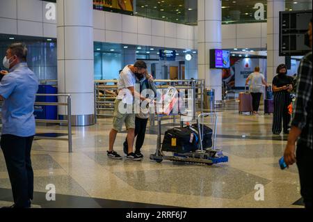 220401 -- KUALA LUMPUR, 1. April 2022 -- Reisende kommen am Kuala Lumpur International Airport in Sepang von Selangor, Malaysia, 1. April 2022 an. Malaysia öffnete seine Grenzen für internationale Reisen am Freitag und beendete die seit Beginn der COVID-19-Pandemie im Jahr 2020 bestehenden Beschränkungen. Foto von /Xinhua MALAYSIA-KUALA LUMPUR-COVID-19-RESTRICTIONS-EASE ChongxVoonxChung PUBLICATIONxNOTxINxCHN Stockfoto