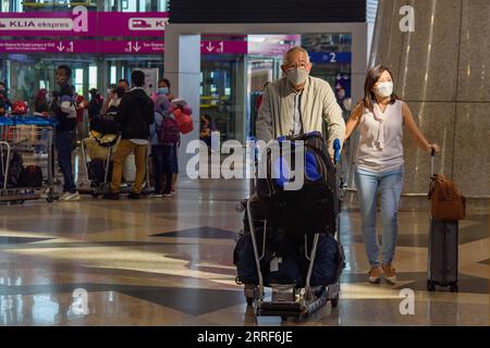 220401 -- KUALA LUMPUR, 1. April 2022 -- Reisende gehen an der Abflughalle des Kuala Lumpur International Airport in Sepang von Selangor, Malaysia, 1. April 2022. Malaysia öffnete seine Grenzen für internationale Reisen am Freitag und beendete die seit Beginn der COVID-19-Pandemie im Jahr 2020 bestehenden Beschränkungen. Foto von /Xinhua MALAYSIA-KUALA LUMPUR-COVID-19-RESTRICTIONS-EASE ChongxVoonxChung PUBLICATIONxNOTxINxCHN Stockfoto