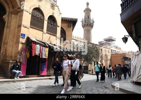 220401 -- KAIRO, 1. April 2022 -- Touristen besuchen die Muizz Street, eine der ältesten Straßen im historischen Kairo, Ägypten, 1. April 2022. Ägypten fügte am Freitag 78 Länder zu seinem e-Visa-Portal für Touristen hinzu und erweiterte die Liste auf mehr als 180 Länder, um mehr Besucher anzuziehen, sagte das Ministerium für Tourismus und Antiquitäten in einer Erklärung. ÄGYPTEN-KAIRO-TOURIST-E-VISUM AhmedxGomaa PUBLICATIONxNOTxINxCHN Stockfoto