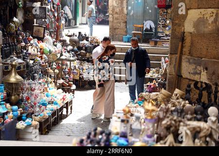 220401 -- KAIRO, 1. April 2022 -- Touristen besuchen den Khan el-Khalili Basar im historischen Kairo, Ägypten, 1. April 2022. Ägypten fügte am Freitag 78 Länder zu seinem e-Visa-Portal für Touristen hinzu und erweiterte die Liste auf mehr als 180 Länder, um mehr Besucher anzuziehen, sagte das Ministerium für Tourismus und Antiquitäten in einer Erklärung. ÄGYPTEN-KAIRO-TOURIST-E-VISUM AhmedxGomaa PUBLICATIONxNOTxINxCHN Stockfoto