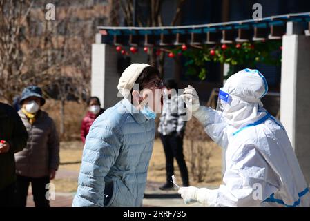 220402 -- PEKING, 2. April 2022 -- Ein medizinischer Arbeiter nimmt eine Abstrichprobe von einem Bewohner für Nukleinsäuretest an einem COVID-19-Teststandort in Changchun, nordöstliche chinesische Provinz Jilin, 30. März 2022. Xinhua-Schlagzeilen: Ausführlicher Erklärer der dynamischen Null-COVID-Politik Chinas ZhangxJian PUBLICATIONxNOTxINxCHN Stockfoto