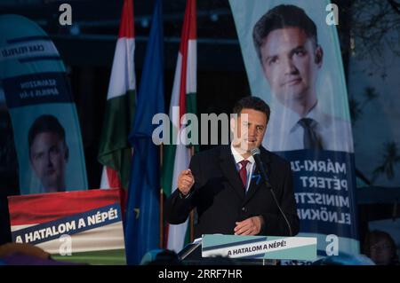 News Bilder des Tages 220403 -- BUDAPEST, 3. April 2022 -- Peter Marki-Zay, Führer der Oppositionsallianz, spricht über eine Wahlkampagne in Budapest, Ungarn, 2. April 2022. Am Sonntag fanden in Ungarn Parlamentswahlen statt. Foto von /Xinhua UNGARN-BUDAPEST-WAHLKAMPAGNEN AttilaxVolgyi PUBLICATIONxNOTxINxCHN Stockfoto