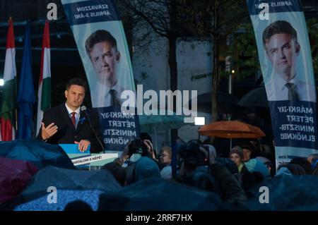 220403 -- BUDAPEST, 3. April 2022 -- Peter Marki-Zay, Vorsitzender des Oppositionsbündnisses, spricht eine Wahlkampagne in Budapest, Ungarn, am 2. April 2022 an. Am Sonntag fanden in Ungarn Parlamentswahlen statt. Foto von /Xinhua UNGARN-BUDAPEST-WAHLKAMPAGNEN AttilaxVolgyi PUBLICATIONxNOTxINxCHN Stockfoto