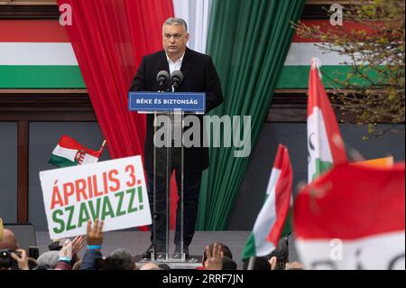 220403 -- BUDAPEST, 3. April 2022 -- ungarischer Premierminister Viktor Orban nimmt am 1. April 2022 an einer Wahlkampagne in Szekesfehervar, 60 Kilometer westlich von Budapest, Ungarn, Teil. Am Sonntag fanden in Ungarn Parlamentswahlen statt. Foto von /Xinhua UNGARN-BUDAPEST-WAHLKAMPAGNEN AttilaxVolgyi PUBLICATIONxNOTxINxCHN Stockfoto