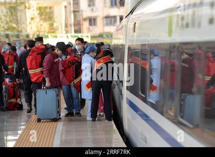 220403 -- NANCHANG, 3. April 2022 -- medizinische Arbeiter steigen in einen Zug nach Shanghai am Nanchang Bahnhof in Nanchang, ostchinesische Provinz Jiangxi, 3. April 2022. Ein Team von medizinischen Fachkräften verließ die Provinz Jiangxi am Sonntag nach Shanghai, um dort die COVID-19-Kontrollbemühungen zu unterstützen. CHINA-JIANGXI-NANCHANG-MEDICAL TEAM-SHANGHAI-AID CN PENGXZHAOZHI PUBLICATIONXNOTXINXCHN Stockfoto