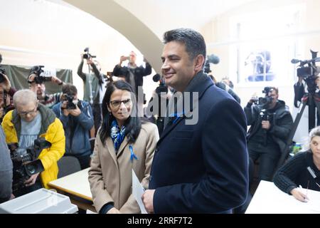 220403 -- HODMEZOVASARHELY, 3. April 2022 -- Peter Marki-Zay, der Kandidat des Oppositionsbündnisses für das Amt des Premierministers und derzeit Bürgermeister von Hodmezovasarhely, und seine Frau Felicia Vincze gaben am 3. April 2022 in Hodmezovasarhely, Ungarn, ihre Stimmzettel ab. Die Wähler begeben sich am Sonntag zu den Wahlen in Ungarn, um ein parlament mit 199 Sitzen zu wählen, was dem derzeitigen Premierminister Viktor Orban eine vierte Amtszeit in Folge geben könnte. Rund 7,8 Millionen Wähler werden ihre Stimme in mehr als 10.000 Wahllokalen von 6 Uhr 0400 Uhr (GMT) bis 19 Uhr (1700 Uhr) abgeben. Vorläufige Ergebnisse werden erwartet Stockfoto