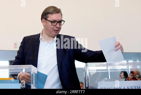 220403 -- BELGRAD, 3. April 2022 -- der serbische Präsident Aleksandar Vucic gibt seine Stimmzettel auf einer Wahlstation für Präsidentschafts-, Parlaments- und Kommunalwahlen am 3. April 2022 in Belgrad ab. Von 7.00 Uhr bis 20.00 Uhr (GMT) am Sonntag, 0500-1800 Uhr (GMT), haben rund 6,5 Millionen registrierte Wähler an 8.255 Wahllokalen in Serbien und im Ausland Stimmzettel abgegeben, wobei sie aus acht Präsidentschaftskandidaten und 19 politischen Parteien oder Koalitionen für das parlament wählen. Darüber hinaus wählen die Menschen die Führung der Hauptstadt Belgrad, der Stadt Bor und 12 weiteren Gemeinden. Foto: /Xinhua SERBIA-B Stockfoto