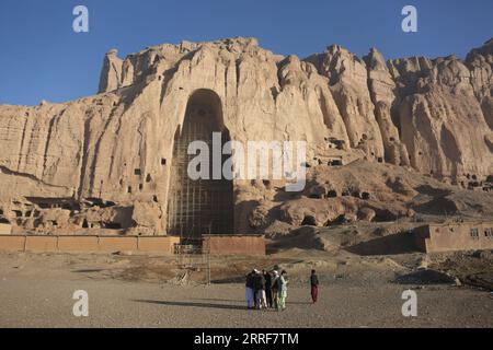 220403 -- BAMIYAN, 3. April 2022 -- Menschen besuchen die Stätte der Bamiyan Buddha Statue in Bamiyan, Zentralafghanistan, 17. März 2022. ZU DIESEM Feature: Afghanen wollen riesige Buddha-Statuen sehen, die in Bamiyan Photo by /Xinhua AFGHANISTAN-BAMIYAN-BUDDHA-STATUE-REBUILD SaifurahmanxSafi PUBLICATIONxNOTxINxCHN restauriert wurden Stockfoto