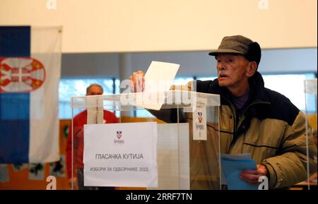 220403 -- BELGRAD, 3. April 2022 -- Ein Wähler gibt Stimmzettel in einer Wahlstation für Präsidentschafts-, Parlaments- und Kommunalwahlen in Belgrad, Serbien, 3. April 2022. Von 7.00 Uhr bis 20.00 Uhr (GMT) am Sonntag, 0500-1800 Uhr (GMT), haben rund 6,5 Millionen registrierte Wähler an 8.255 Wahllokalen in Serbien und im Ausland Stimmzettel abgegeben, wobei sie aus acht Präsidentschaftskandidaten und 19 politischen Parteien oder Koalitionen für das parlament wählen. Darüber hinaus wählen die Menschen die Führung der Hauptstadt Belgrad, der Stadt Bor und 12 weiteren Gemeinden. Foto von /Xinhua SERBIEN-BELGRAD-WAHLEN PredragxMilos Stockfoto