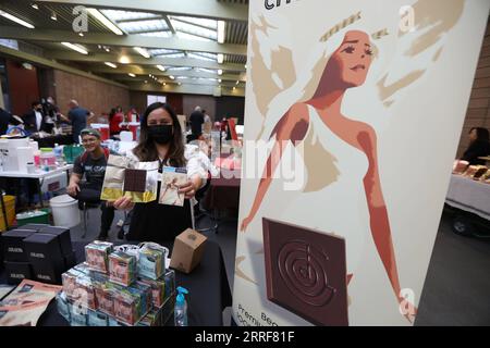 220403 – SAN FRANCISCO, 3. April 2022 – eine Ausstellerin zeigt ihre Produkte auf dem 14. Jährlichen San Francisco International Chocolate Salon in San Francisco, USA, am 2. April 2022. Foto: /Xinhua U.S.-SAN FRANCISCO-CHOCOLATE SALON LiuxYilin PUBLICATIONxNOTxINxCHN Stockfoto