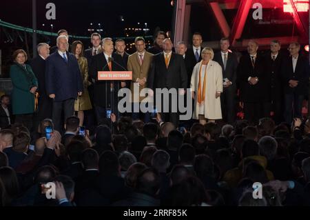 220403 -- BUDAPEST, 3. April 2022 -- ungarischer Premierminister Viktor Orban spricht mit Unterstützern auf einer Kundgebung in Budapest, Ungarn, am 3. April 2022. Orbans regierende Fidesz-KDNP-Koalition hat die Parlamentswahlen am Sonntag gewonnen, so die vorläufigen Ergebnisse des National Election Office. Foto von /Xinhua UNGARN-BUDAPEST-PARLAMENTSWAHLEN-ERGEBNISSE AttilaxVolgyi PUBLICATIONxNOTxINxCHN Stockfoto