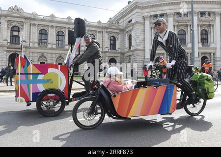 220403 -- WIEN, 3. April 2022 -- Menschen fahren beim Argus Bike Festival in Wien, Österreich, 3. April 2022 mit dem Fahrrad. Das Argus Bike Festival ist eine der größten Fahrradmessen in der europäischen Fahrradindustrie. AUSTRIA-VIENNA-BIKE FESTIVAL GuoxChen PUBLICATIONxNOTxINxCHN Stockfoto