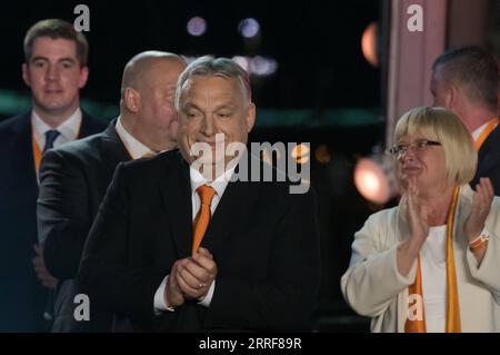 220403 -- BUDAPEST, 3. April 2022 -- der ungarische Premierminister Viktor Orban Front nimmt am 3. April 2022 an einer Kundgebung in Budapest Teil. Orbans regierende Fidesz-KDNP-Koalition hat die Parlamentswahlen am Sonntag gewonnen, so die vorläufigen Ergebnisse des National Election Office. Foto von /Xinhua UNGARN-BUDAPEST-PARLAMENTSWAHLEN-ERGEBNISSE AttilaxVolgyi PUBLICATIONxNOTxINxCHN Stockfoto