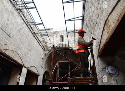 220404 -- ALEPPO SYRIEN, 4. April 2022 -- Ein Arbeiter führt Restaurierungsarbeiten im al-Madina Souq, dem größten überdachten historischen Markt der Welt, in Aleppo, Syrien, am 6. März 2022 durch. Inmitten der Ruinen in der Altstadt von Aleppo bauen und reparieren energiegeladene Bauarbeiter den berühmten ummauerten alten Marktplatz, in der Hoffnung, das Geschäftsleben in der Gegend wieder in seinen früheren Glanz zu bringen. Foto von /Xinhua TO GO WITH Roundup: Syriens kriegsgeschüttelter ANTIKER MARKTPLATZ im Wiederaufbau SYRIEN-ALEPPO-ANTIKER MARKTPLATZ-WIEDERAUFBAU AmmarxSafarjalani PUBLICATIONxNOTxINxCHN Stockfoto