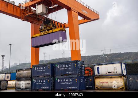 220220 -- CHONGQING, 20. Februar 2022 -- Ein Brückenkran operiert am Guoyuan Hafen in Chongqing, Südwestchina, 19. Februar 2022. Ein Güterzug Yuxin ou Chongqing-Xinjiang-Europe China-Europe, der mehr als 1.100 Tonnen Polyvinylalkohol PVA und andere feinchemische Produkte transportierte, verließ am 20. Februar den Hafen Guoyuan in Chongqing nach Duisburg. CHINA-CHONGQING-CHINA-EUROPE GÜTERZUG CN TANGXYI PUBLICATIONXNOTXINXCHN Stockfoto