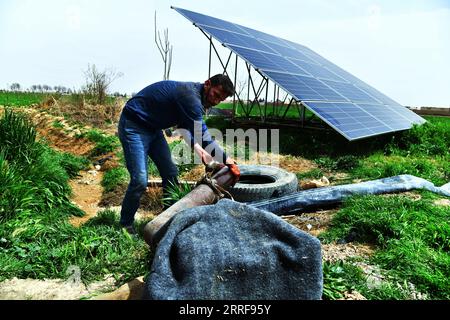 220406 -- DAMASKUS, 6. April 2022 -- Sonnenkollektoren werden am 5. April 2022 auf einer Farm in der östlichen Landschaft von Damaskus, Syrien, gesehen. Die örtlichen Landwirte haben aufgrund des fehlenden Stroms im Land auf eine saubere alternative Stromversorgung zurückgegriffen. Foto von /Xinhua SYRIA-DAMASCUS-FARMERS-ALTERNATIVE-POWER AmmarxSafarjalani PUBLICATIONxNOTxINxCHN Stockfoto