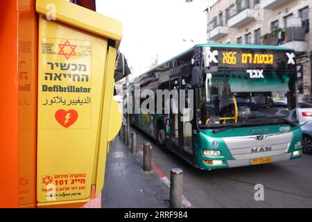 220407 – JERUSALEM, 7. April 2022 – am 6. April 2022 wird in Jerusalem ein automatisierter externer Defibrillator AED in einem Lotteriegebäude installiert. Israels nationaler Rettungsdienst Magen David Adom MDA installierte AEDs an Telefonkabinen, Lotterieständen und anderen öffentlichen Orten, um die Überlebensrate von Menschen zu erhöhen, die an einem Herzinfarkt leiden. MIDEAST-JERUSALEM-WORLD HEALTH DAY-AED WANGXZHUOLUN PUBLICATIONXNOTXINXCHN Stockfoto
