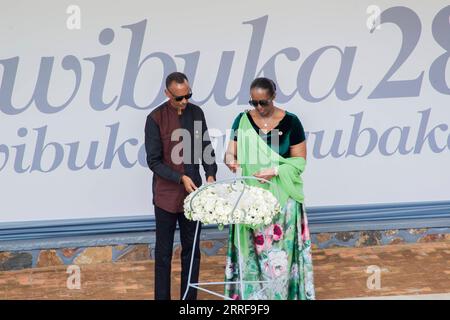 220407 -- KIGALI, 7. April 2022 -- der ruandische Präsident Paul Kagame L und die First Lady Jeannette Kagame legten am 7. April 2022 einen Kranz am Kigali Genocide Memorial in Kigali, der Hauptstadt Ruandas. Der ruandische Präsident Paul Kagame hat am Donnerstag Länder geschlagen, die die Taten der Täter des Völkermords an den Tutsi von 1994 vertuschen, da die ruandischen Bürger den 28. Jahrestag der Massaker begangen haben. Foto von /Xinhua RUANDA-KIGALI-VÖLKERMORD-GEDENKEN CyrilxNdegeya PUBLICATIONxNOTxINxCHN Stockfoto