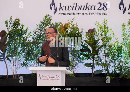 220407 -- KIGALI, 7. April 2022 -- der ruandische Präsident Paul Kagame hält am 7. April 2022 seine Keynote beim Kigali Genocide Memorial in Kigali, der Hauptstadt Ruandas. Der ruandische Präsident Paul Kagame hat am Donnerstag Länder geschlagen, die die Taten der Täter des Völkermords an den Tutsi von 1994 vertuschen, da die ruandischen Bürger den 28. Jahrestag der Massaker begangen haben. Foto von /Xinhua RUANDA-KIGALI-VÖLKERMORD-GEDENKEN CyrilxNdegeya PUBLICATIONxNOTxINxCHN Stockfoto