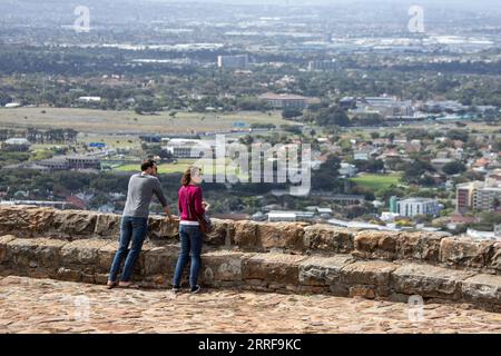 220408 -- KAPSTADT, 8. April 2022 -- Besucher besichtigen Rhodes Memorial im Table Mountain Nationalpark in Kapstadt, Südafrika, 7. April 2022. SÜDAFRIKA-KAPSTADT-RHODOS MEMORIAL LYUXTIANRAN PUBLICATIONXNOTXINXCHN Stockfoto