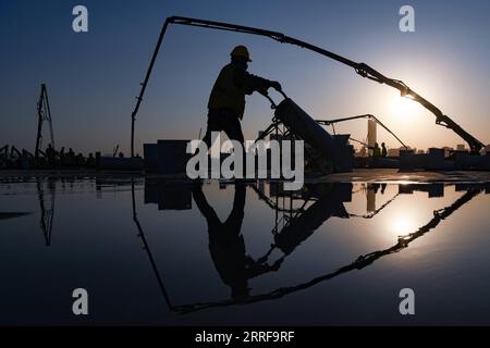 220408 -- HONG KONG, 8. April 2022 -- Ein Bauunternehmer arbeitet auf der Baustelle eines Notfallkrankenhausprojekts, unterstützt von Chinas zentralen Behörden im Lok Ma Chau Loop Gebiet in Hong Kong, Südchina, 10. März 2022. Die Anlagen, die in der ersten Bauphase eines Notfallkrankenhausprojekts errichtet wurden, wurden am Donnerstag mit Unterstützung der chinesischen Zentralbehörden den zuständigen Abteilungen in der Sonderverwaltungsregion Hongkong übergeben. Die fertiggestellten Einrichtungen bestehen aus 500 Unterdruckbetten, darunter 32 Intensivstationen und zwei OP-Räumen. Die erste Baustufe des Ho Stockfoto