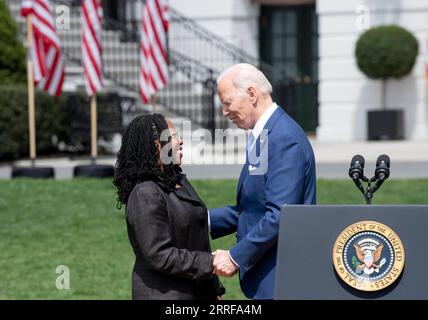 220408 -- WASHINGTON, 8. April 2022 -- Richter Ketanji Brown Jackson L und US-Präsident Joe Biden nehmen an einer Veranstaltung Teil, bei der Jackson am 8. April 2022 im South Lawn of the White House in Washington, D.C., USA, vom Senat bestätigt wurde. Das Weiße Haus hielt die Veranstaltung am Freitagnachmittag ab, um die Bestätigung der ersten afroamerikanischen Frau für den Obersten Gerichtshof durch den Senat zu feiern. US-WASHINGTON, D.C., WEISSER HAUSRICHTER KETANJI BROWN JACKSON-SUPREME COURT-BESTÄTIGUNG LIUXJIE PUBLICATIONXNOTXINXCHN Stockfoto