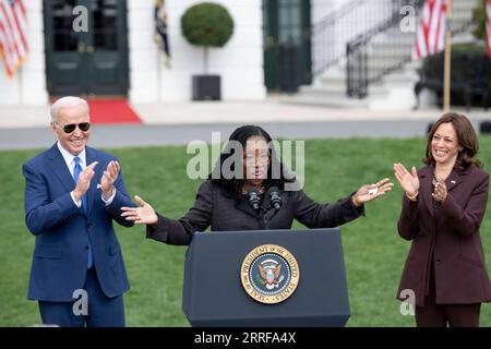 220408 -- WASHINGTON, 8. April 2022 -- Richter Ketanji Brown Jackson C, US-Präsident Joe Biden L und Vizepräsidentin Kamala Harris nahmen am 8. April 2022 an einer Veranstaltung Teil, bei der Jackson vom Senat für den Obersten Gerichtshof im South Lawn of the White House in Washington, D.C., USA, bestätigt wurde. Das Weiße Haus hielt die Veranstaltung am Freitagnachmittag ab, um die Bestätigung der ersten afroamerikanischen Frau für den Obersten Gerichtshof durch den Senat zu feiern. US-WASHINGTON, D.C., WEISSER HAUSRICHTER KETANJI BROWN JACKSON-SUPREME COURT-BESTÄTIGUNG LIUXJIE PUBLICATIONXNOTXINXCHN Stockfoto