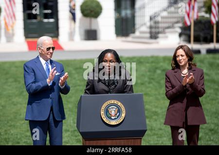 220408 -- WASHINGTON, 8. April 2022 -- Richter Ketanji Brown Jackson C, US-Präsident Joe Biden L und Vizepräsidentin Kamala Harris nahmen am 8. April 2022 an einer Veranstaltung Teil, bei der Jackson vom Senat für den Obersten Gerichtshof im South Lawn of the White House in Washington, D.C., USA, bestätigt wurde. Das Weiße Haus hielt die Veranstaltung am Freitagnachmittag ab, um die Bestätigung der ersten afroamerikanischen Frau für den Obersten Gerichtshof durch den Senat zu feiern. US-WASHINGTON, D.C., WEISSER HAUSRICHTER KETANJI BROWN JACKSON-SUPREME COURT-BESTÄTIGUNG LIUXJIE PUBLICATIONXNOTXINXCHN Stockfoto