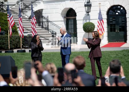 220408 -- WASHINGTON, 8. April 2022 -- Richter Ketanji Brown Jackson L, US-Präsident Joe Biden C und Vizepräsidentin Kamala Harris nahmen am 8. April 2022 an einer Veranstaltung Teil, bei der Jackson vom Senat für den Obersten Gerichtshof im South Lawn of the White House in Washington, D.C., USA, bestätigt wurde. Das Weiße Haus hielt die Veranstaltung am Freitagnachmittag ab, um die Bestätigung der ersten afroamerikanischen Frau für den Obersten Gerichtshof durch den Senat zu feiern. US-WASHINGTON, D.C., WEISSER HAUSRICHTER KETANJI BROWN JACKSON-SUPREME COURT-BESTÄTIGUNG LIUXJIE PUBLICATIONXNOTXINXCHN Stockfoto