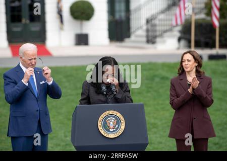 220408 -- WASHINGTON, 8. April 2022 -- Richter Ketanji Brown Jackson C, US-Präsident Joe Biden L und Vizepräsidentin Kamala Harris nahmen am 8. April 2022 an einer Veranstaltung Teil, bei der Jackson vom Senat für den Obersten Gerichtshof im South Lawn of the White House in Washington, D.C., USA, bestätigt wurde. Das Weiße Haus hielt die Veranstaltung am Freitagnachmittag ab, um die Bestätigung der ersten afroamerikanischen Frau für den Obersten Gerichtshof durch den Senat zu feiern. US-WASHINGTON, D.C., WEISSER HAUSRICHTER KETANJI BROWN JACKSON-SUPREME COURT-BESTÄTIGUNG LIUXJIE PUBLICATIONXNOTXINXCHN Stockfoto