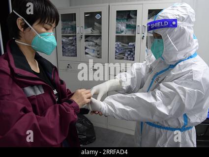 220409 -- SHANGHAI, 9. April 2022 -- unterstützende Ärzte aus der Provinz Hainan bereiten sich auf den Eintritt in das provisorische Krankenhaus Jiading Nanxiang für COVID-19-Patienten im ostchinesischen Shanghai vor, 8. April 2022. Das provisorische Krankenhaus Jiading Nanxiang hat am Freitag seine Arbeit aufgenommen und bietet mehr als 1.700 Betten für COVID-19-Patienten an. CHINA-SHANGHAI-MAKESHIFT KRANKENHAUS-OPERATION CN LIXHE PUBLICATIONXNOTXINXCHN Stockfoto