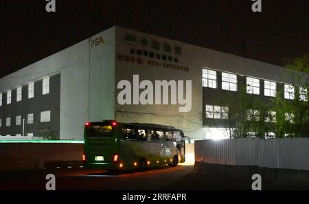 220409 -- SHANGHAI, 9. April 2022 -- Ein Transferbus, der COVID-19-Patienten transportiert, fährt im Bereich des provisorischen Krankenhauses Jiading Nanxiang im ostchinesischen Shanghai, 8. April 2022. Das provisorische Krankenhaus Jiading Nanxiang hat am Freitag seine Arbeit aufgenommen und bietet mehr als 1.700 Betten für COVID-19-Patienten an. CHINA-SHANGHAI-MAKESHIFT KRANKENHAUS-OPERATION CN LIXHE PUBLICATIONXNOTXINXCHN Stockfoto