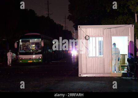 220409 -- SHANGHAI, 9. April 2022 -- Transferbusse, die COVID-19-Patienten transportieren, warten vor dem provisorischen Krankenhaus Jiading Nanxiang im ostchinesischen Shanghai, 8. April 2022. Das provisorische Krankenhaus Jiading Nanxiang hat am Freitag seine Arbeit aufgenommen und bietet mehr als 1.700 Betten für COVID-19-Patienten an. CHINA-SHANGHAI-MAKESHIFT KRANKENHAUS-OPERATION CN LIXHE PUBLICATIONXNOTXINXCHN Stockfoto