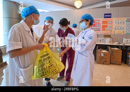 Coronavirus, Eindrücke aus China 220411 -- HANGZHOU, 11. April 2022 -- medizinische Versorgung in einem Quarantänehotel in Hangzhou, ostchinesische Provinz Zhejiang, 11. April 2022. Die Stadt Hangzhou hat Quarantänezimmer angeboten, um Shanghai während seines COVID-19-Wiederauflebens zu helfen. Die Räume werden genutzt, um Personen zu isolieren, die enge Kontakte und sekundäre enge Kontakte zu COVID-19-Fällen in Shanghai haben. Die humanistische Versorgung wurde an isolierten Standorten verstärkt, wobei der Schwerpunkt auf der Sicherheit des Lebens, medizinischen Dienstleistungen, psychischen Gesundheitsberatung und personalisierten Dienstleistungen liegt. CHINA-ZHEJIANG-HANGZHOU-COVID-19-QUA Stockfoto