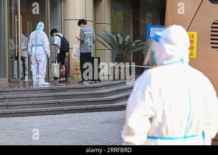 Coronavirus, Eindrücke aus China 220411 -- HANGZHOU, 11. April 2022 -- Menschen unter Quarantäne kommen in einem Hotel in Hangzhou, Ostchinas Provinz Zhejiang, 11. April 2022. Die Stadt Hangzhou hat Quarantänezimmer angeboten, um Shanghai während seines COVID-19-Wiederauflebens zu helfen. Die Räume werden genutzt, um Personen zu isolieren, die enge Kontakte und sekundäre enge Kontakte zu COVID-19-Fällen in Shanghai haben. Die humanistische Versorgung wurde an isolierten Standorten verstärkt, wobei der Schwerpunkt auf der Sicherheit des Lebens, medizinischen Dienstleistungen, psychischen Gesundheitsberatung und personalisierten Dienstleistungen liegt. CHINA-ZHEJIANG-HANGZHOU-COVID-19-QUARANTINE C Stockfoto