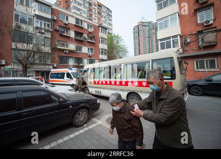 220412 -- PEKING, 12. April 2022 -- Senioren gehen in ein Beobachtungsgebiet, nachdem sie COVID-19-Impfstoff in Peking, der Hauptstadt Chinas, erhalten haben, 9. April 2022. Xinhua Schlagzeilen: China fördert COVID-19-Impfung unter den alten ChenxZhonghao PUBLICATIONxNOTxINxCHN Stockfoto