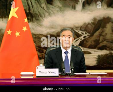 220412 -- PEKING, 12. April 2022 -- Wang Yang, Vorsitzender des Nationalen Komitees der Politischen Konsultativkonferenz des chinesischen Volkes, trifft sich mit der italienischen Senatssprecherin Maria Elisabetta Alberti Casellati per Video-Link in Peking, der Hauptstadt Chinas, am 12. April 2022. CHINA-PEKING-WANG YANG-ITALIENISCHE SENATSSPRECHERTAGUNG CN LIUXWEIBING PUBLICATIONXNOTXINXCHN Stockfoto