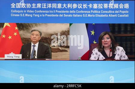 220412 -- PEKING, 12. April 2022 -- Wang Yang, Vorsitzender des Nationalen Komitees der Politischen Konsultativkonferenz des chinesischen Volkes, trifft sich mit der italienischen Senatssprecherin Maria Elisabetta Alberti Casellati per Video-Link in Peking, der Hauptstadt Chinas, am 12. April 2022. CHINA-PEKING-WANG YANG-ITALIENISCHE SENATSSPRECHERTAGUNG CN LIUXWEIBING PUBLICATIONXNOTXINXCHN Stockfoto