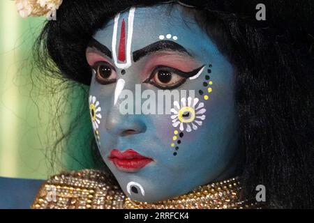 Ajmer, Indien. September 2023. Menschen, die als Hindu-Gott Krishna und seine Gefährtin Radha gekleidet sind, nehmen an den Feierlichkeiten des Janmashtami-Festivals Teil, das die Geburt von Lord Krishna am 7. September 2023 in Ajmer, Rajasthan, Indien, markiert. Foto von ABACAPRESS.COM Credit: Abaca Press/Alamy Live News Stockfoto