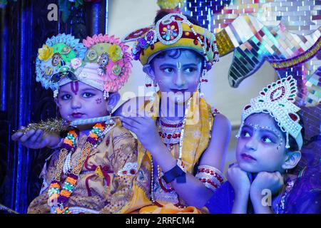 Ajmer, Indien. September 2023. Menschen, die als Hindu-Gott Krishna und seine Gefährtin Radha gekleidet sind, nehmen an den Feierlichkeiten des Janmashtami-Festivals Teil, das die Geburt von Lord Krishna am 7. September 2023 in Ajmer, Rajasthan, Indien, markiert. Foto von ABACAPRESS.COM Credit: Abaca Press/Alamy Live News Stockfoto