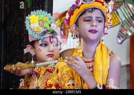 Ajmer, Indien. September 2023. Menschen, die als Hindu-Gott Krishna und seine Gefährtin Radha gekleidet sind, nehmen an den Feierlichkeiten des Janmashtami-Festivals Teil, das die Geburt von Lord Krishna am 7. September 2023 in Ajmer, Rajasthan, Indien, markiert. Foto von ABACAPRESS.COM Credit: Abaca Press/Alamy Live News Stockfoto