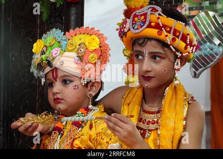 Ajmer, Indien. September 2023. Menschen, die als Hindu-Gott Krishna und seine Gefährtin Radha gekleidet sind, nehmen an den Feierlichkeiten des Janmashtami-Festivals Teil, das die Geburt von Lord Krishna am 7. September 2023 in Ajmer, Rajasthan, Indien, markiert. Foto von ABACAPRESS.COM Credit: Abaca Press/Alamy Live News Stockfoto